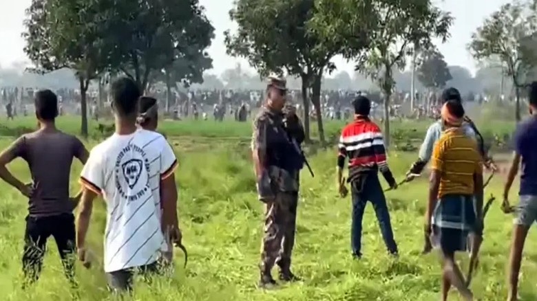 মৎস্যচাষীদের মাঝে অক্সিজেন সরবরাহ যন্ত্র বিতরণ