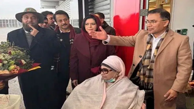 কৃষাণীদের মাঝে ক্ষুদ্র বীজ উদ্যোগের চেক বিতরণ