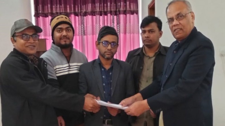 পতিত জমিতে লাল-সবুজে ড্রাগন বাগান