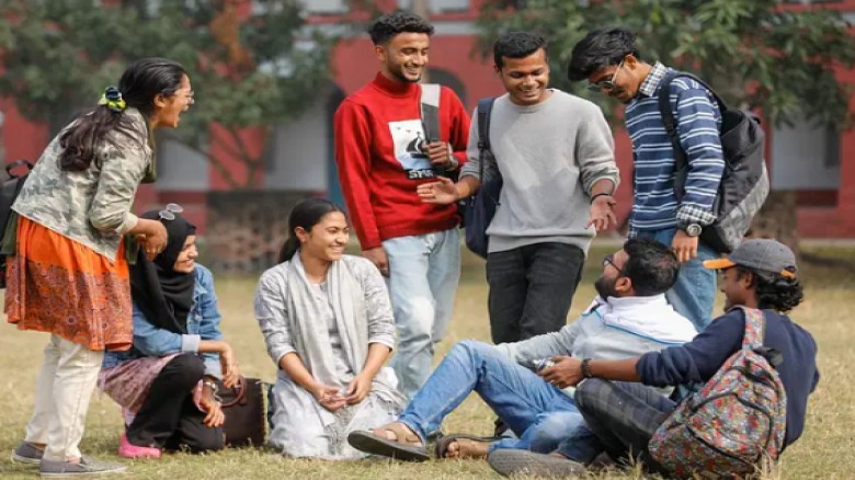 বিপদের মুখে ৫০ হাজার কোটি টাকার পোল্ট্রি শিল্প