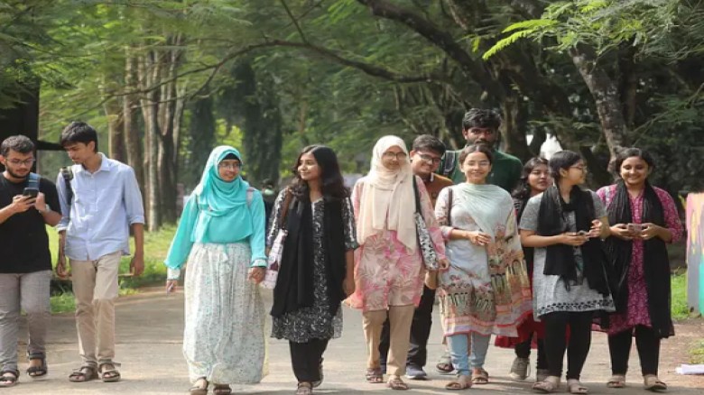 উচ্চ দাম ও লাভের আশায় বাড়ছে মটরশুঁটি চাষ